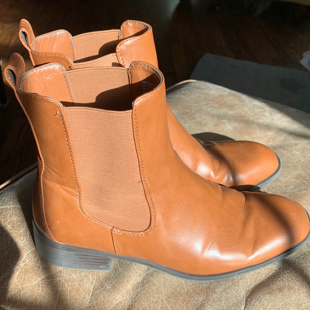 High-ankle Chelsea boots! Good condition. Size 9.